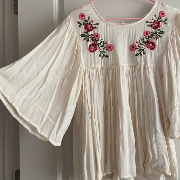 Off-white flowy blouse with floral embroidered design - Picture 2 of 6